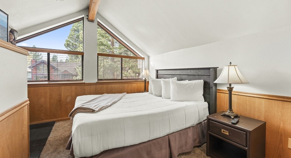 Standard Loft, 1 Queen Bed, Non Smoking, Fireplace photo 1