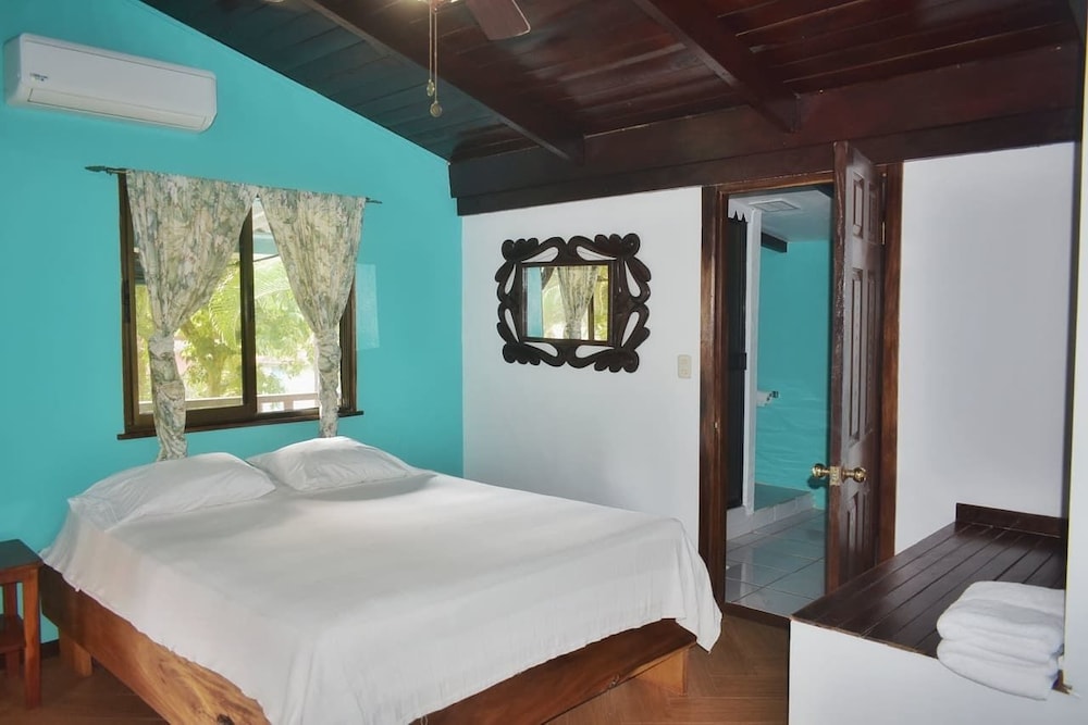 Standard Room, 1 Queen Bed photo 3