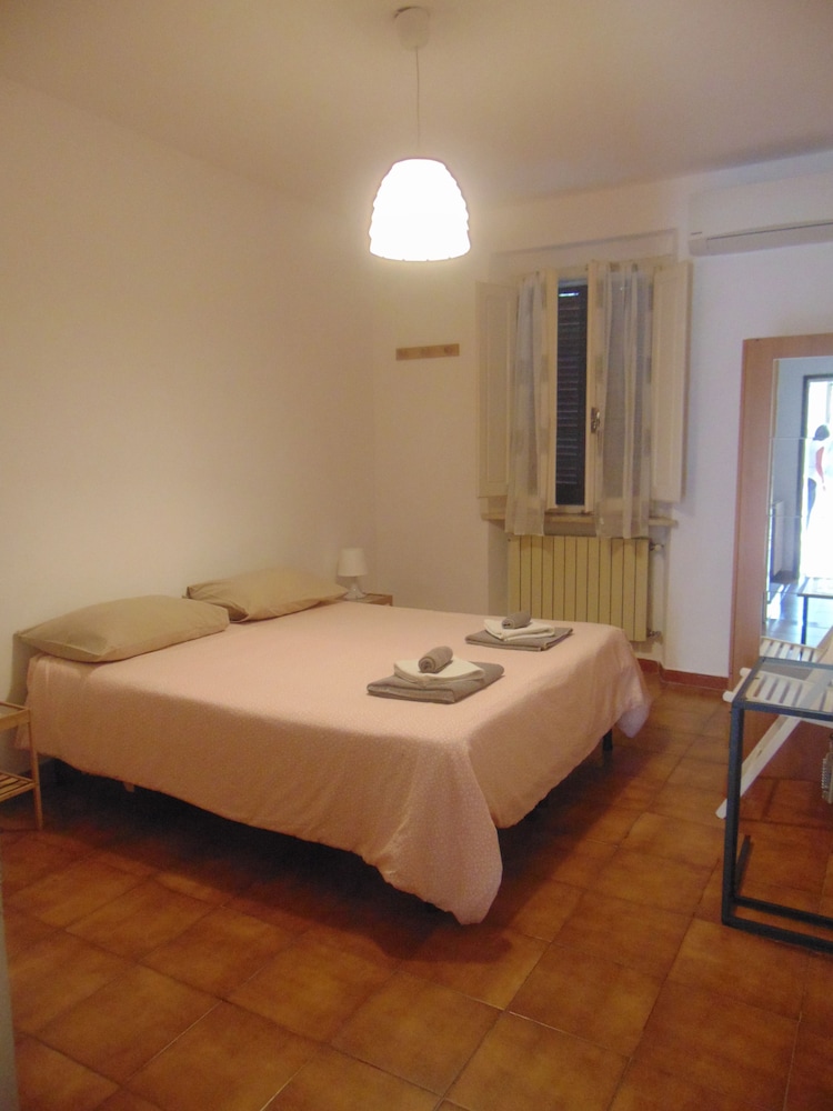 Basic Double Room, 1 Double Bed, Private Bathroom photo 2