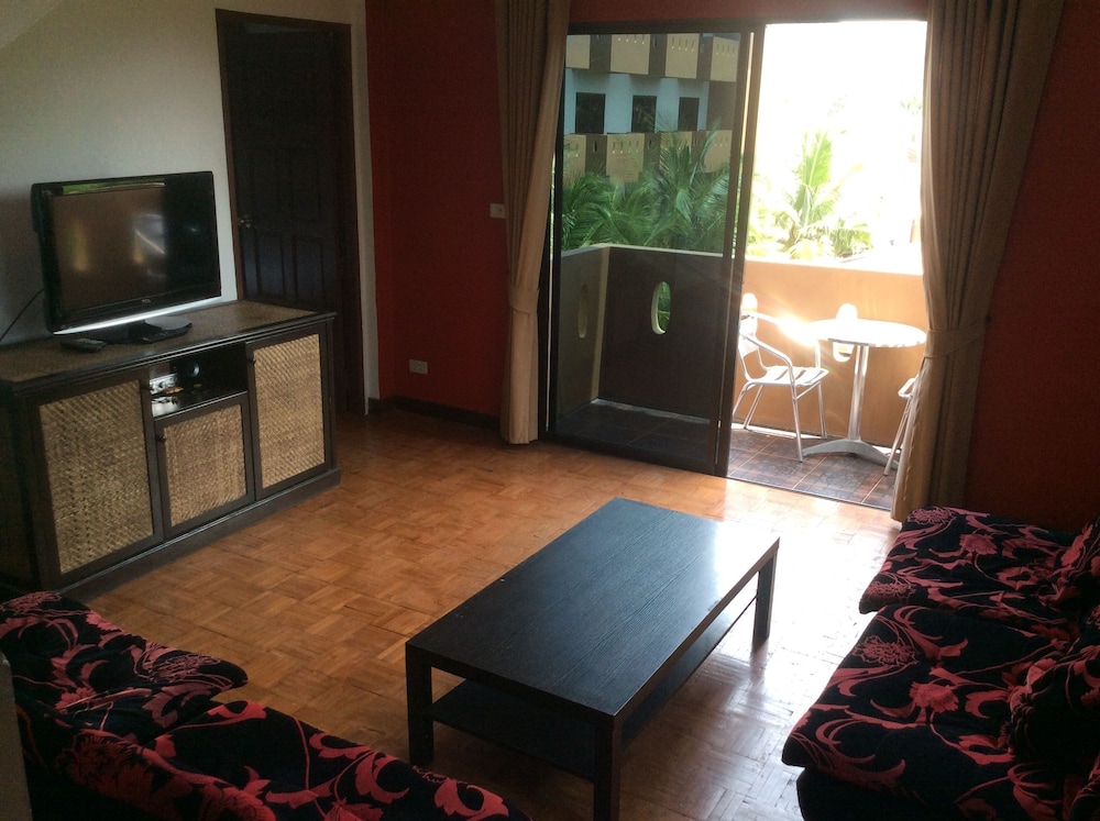 Deluxe Penthouse, 2 Bedrooms, Kitchen, Pool View photo 3