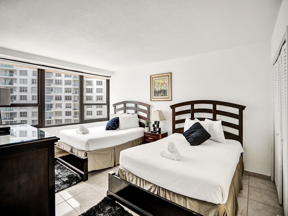 Spacious Ocean View Condo / 1109