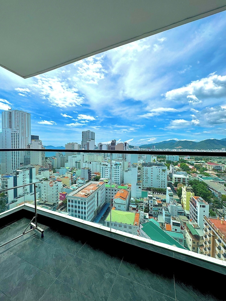 Deluxe Room, Balcony, City View - Photo 17