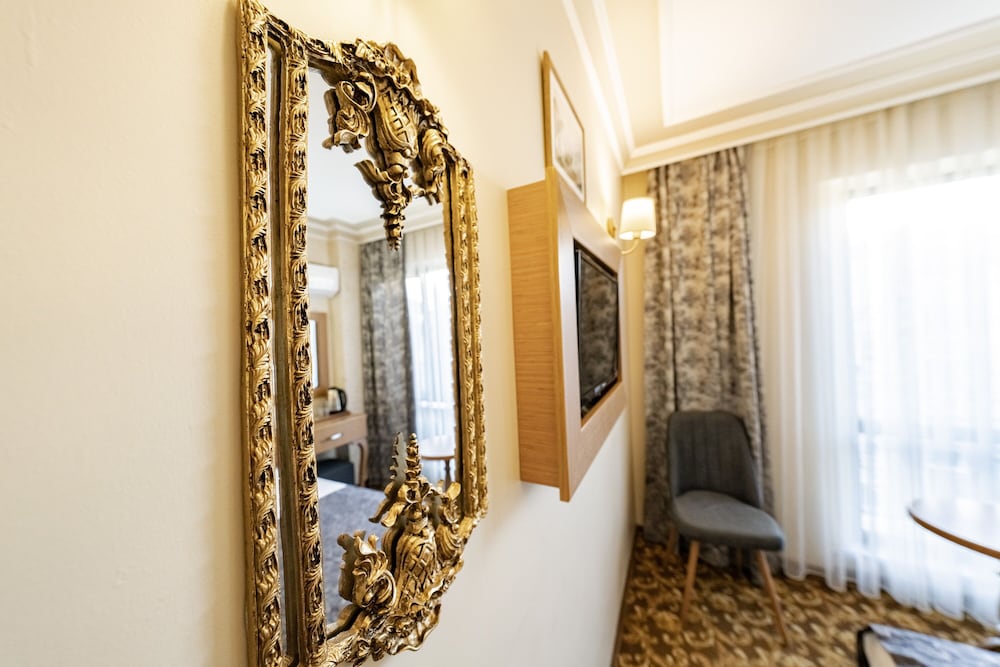 Standard Room with City View and French Balcony - Single photo 2