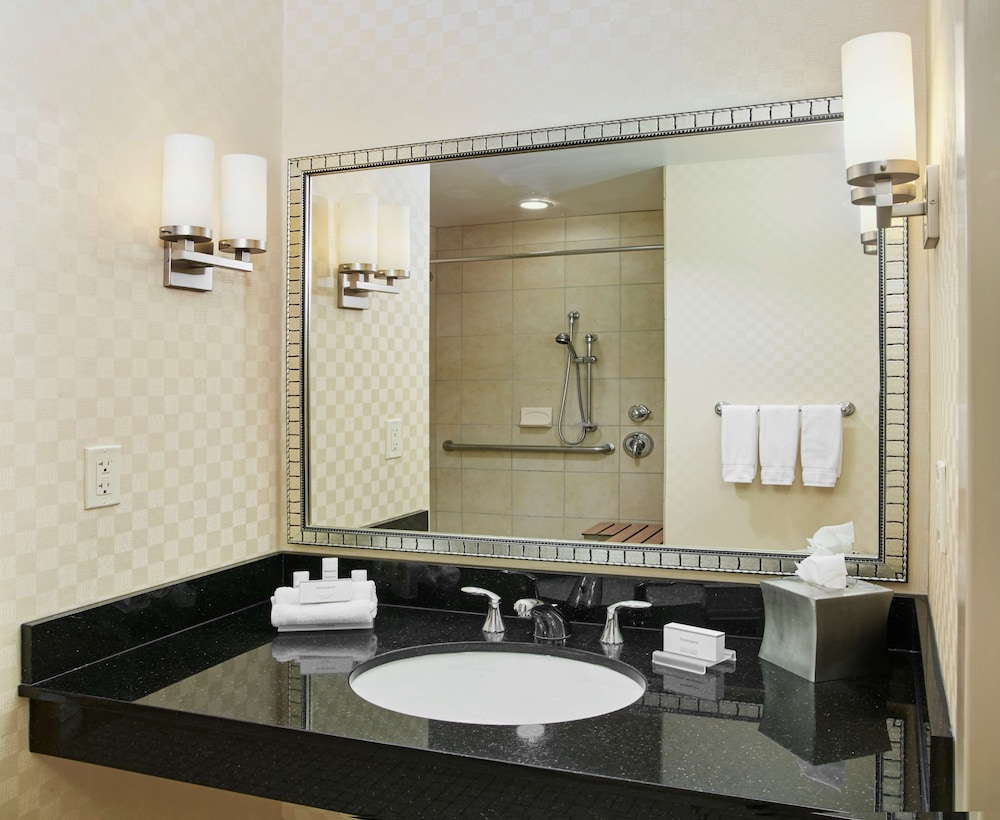 Suite, Accessible - Photo 6