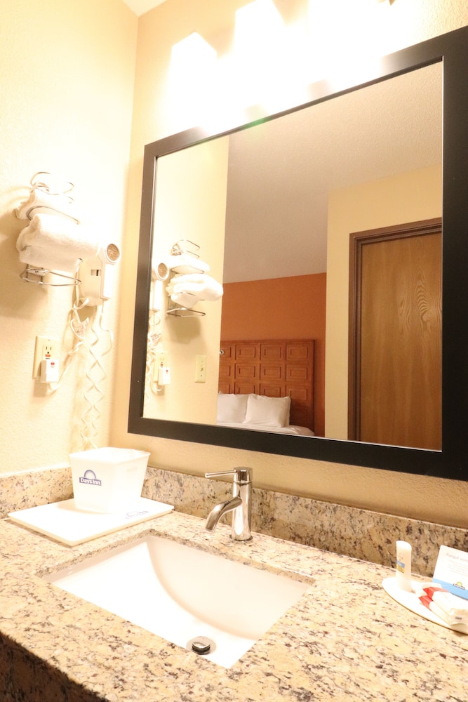 Standard Room, 1 Queen Bed, Non Smoking (Microwave & Fridge) - Photo 2