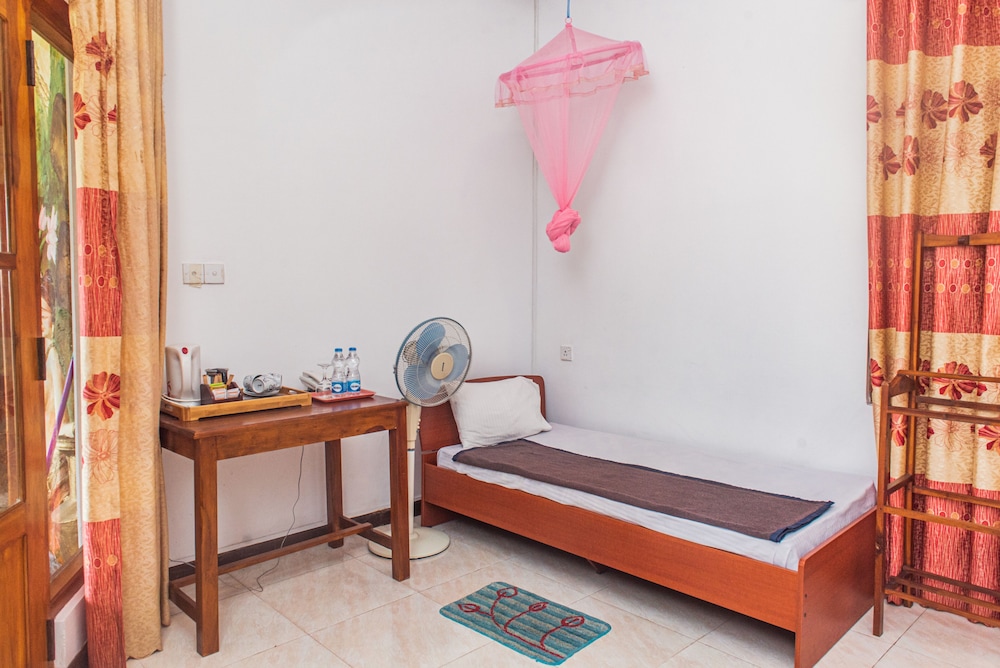 Standard Triple Room, 1 King Bed, Non Smoking, Mountain View photo 2