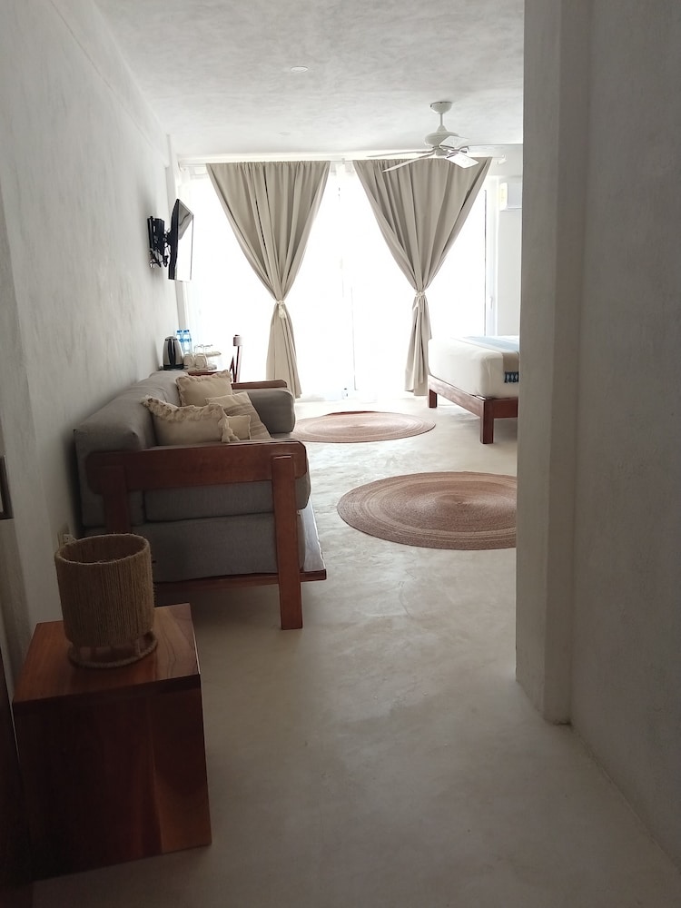 Standard Suite - Photo 3