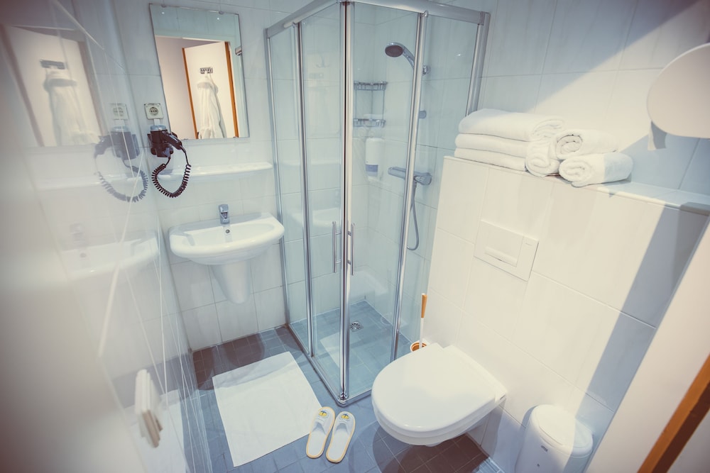 Single Room, Shared Bathroom (in hallway) photo 2
