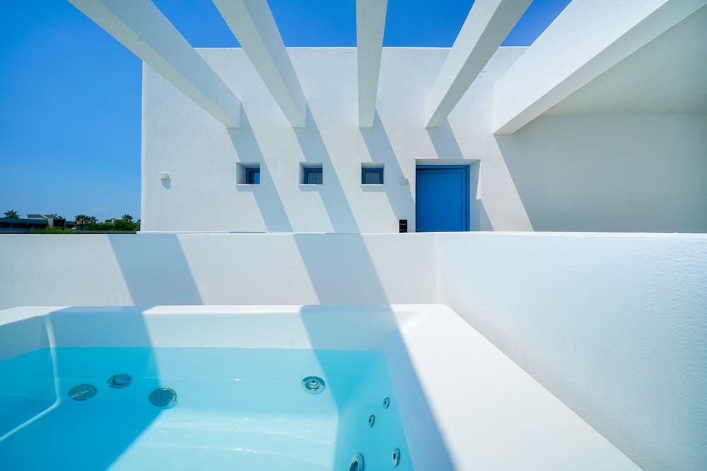 Panoramic Suite, Outdoor Hot Tub photo 3