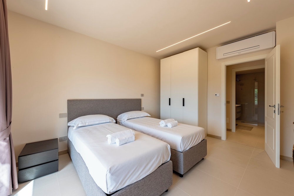 Family Apartment, Multiple Bedrooms, 2 Bathrooms, Mountainside (Relais Le Torri in Verici Baia)