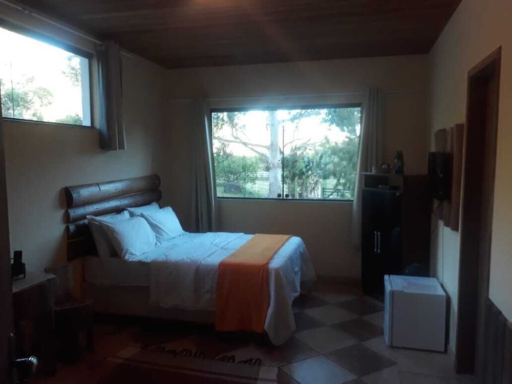 Deluxe Suite, Jetted Tub, Mountain View photo 3