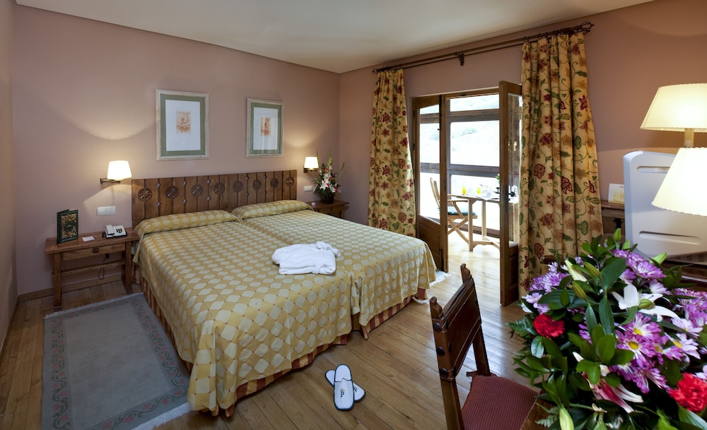 Standard Twin Room (3 Adults) photo 3