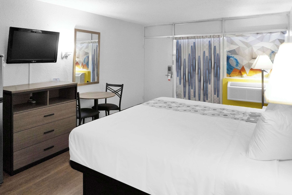 Suite, 1 King Bed, Non Smoking - Photo 7