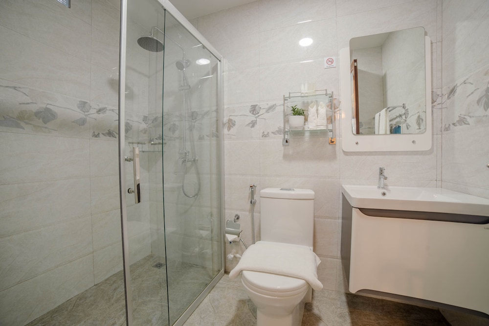 Deluxe Cityview Queen with Balcony (Free Return Airport Transfer and Breakfast Included) - Photo 5