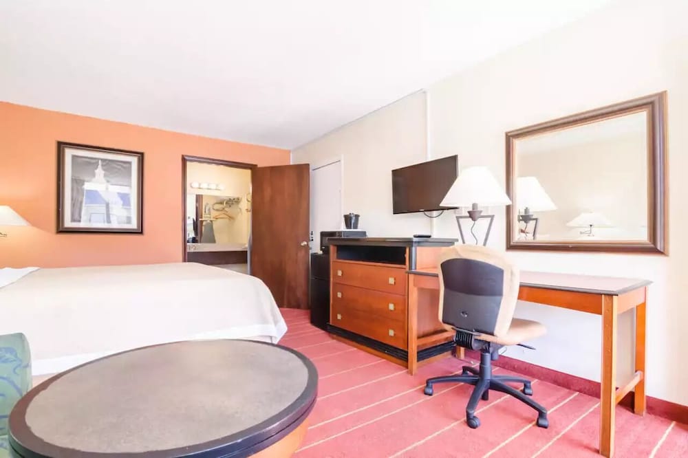Room, 1 King Bed, Smoking - Photo 2