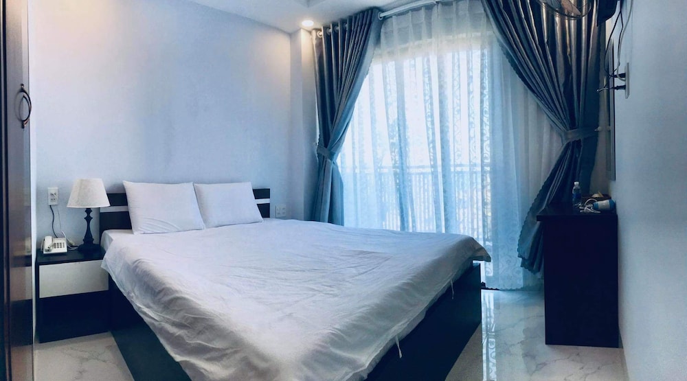 Signature Double Room Single Use, 1 Queen Bed, Beach View, Beachside