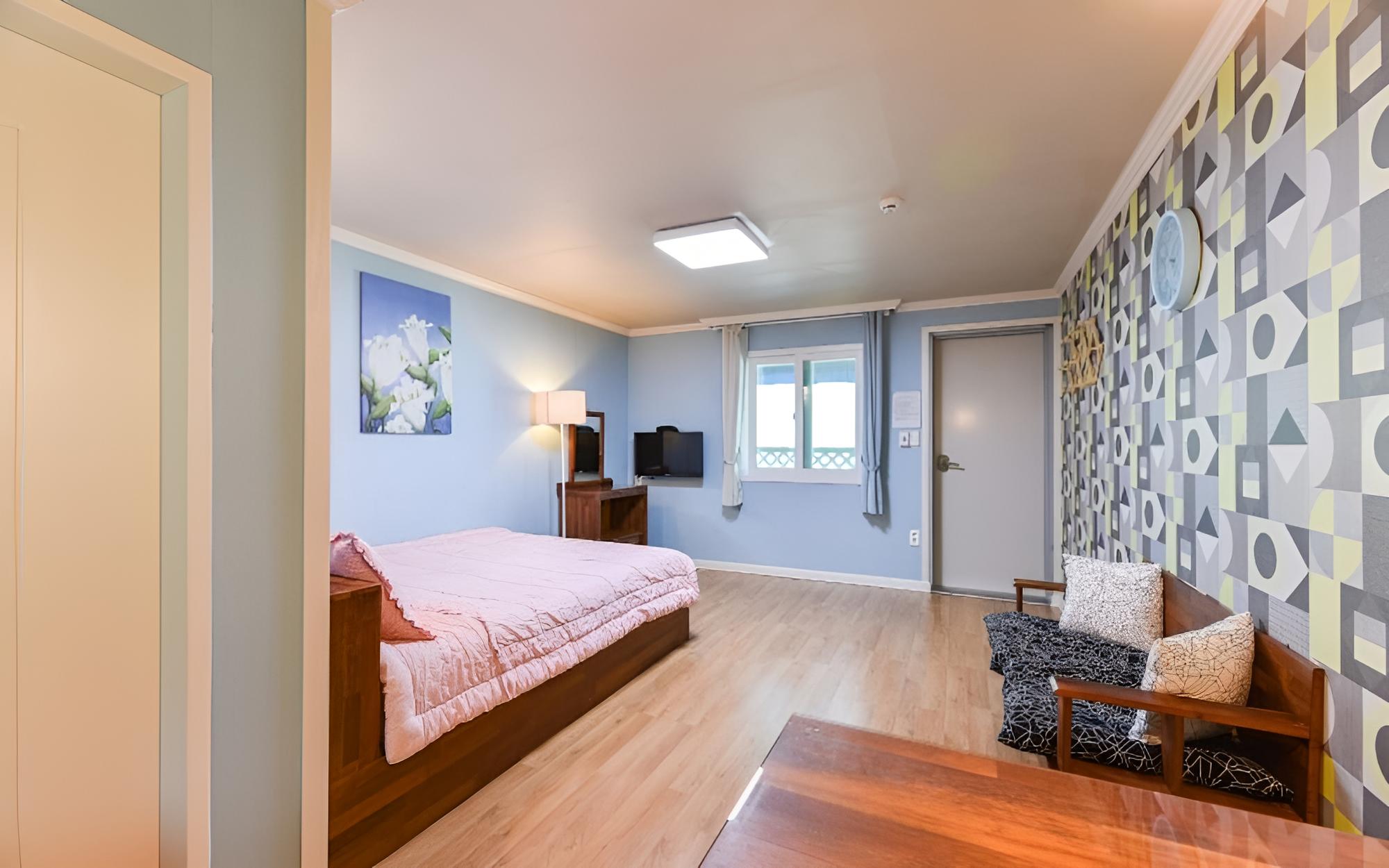 Room (Down Town 213)