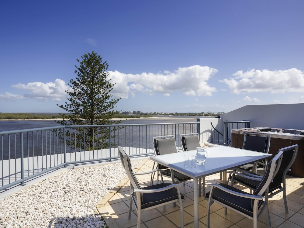 Room, 3 Bedrooms (Roof Top Water View) photo 2