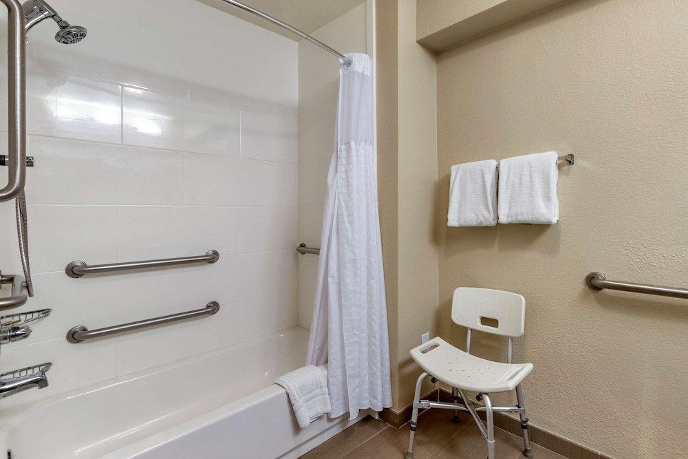 Room, 1 King Bed, Accessible, Non Smoking - Photo 5