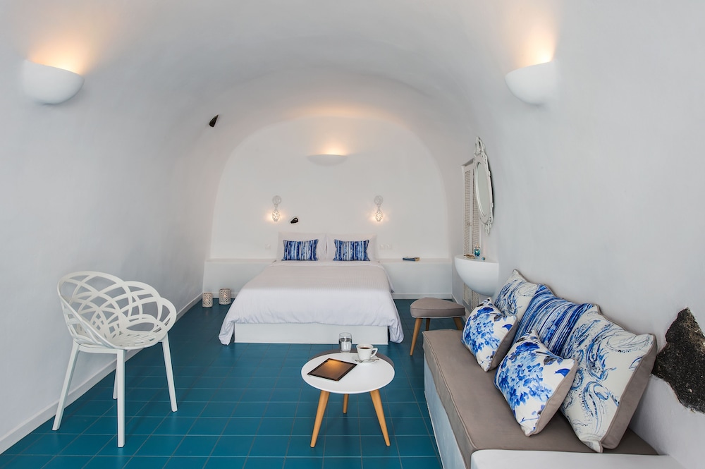 Junior Suite outdoor Tub (Caldera View)