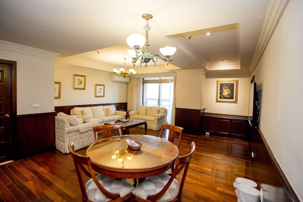 Superior Suite - Photo 11