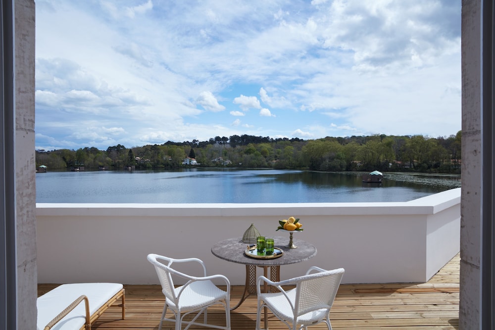 Superior Suite - Photo 9