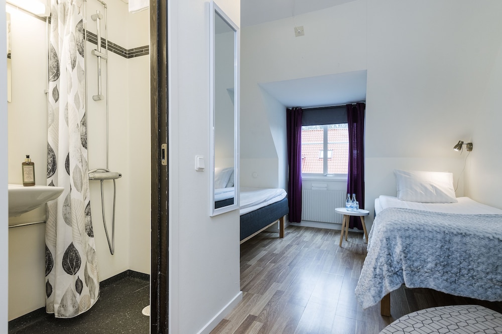 Twin Room (WC & Shower) photo 1