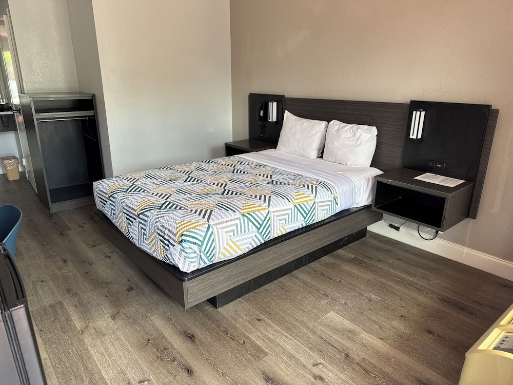 Standard Room, 1 Double Bed, Smoking - Photo 11
