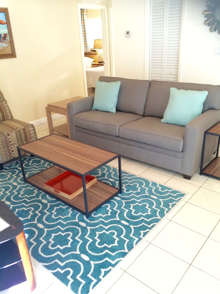 Deluxe 1-Bedroom Two Queen Bed w/ Kitchen & Sofa Bed