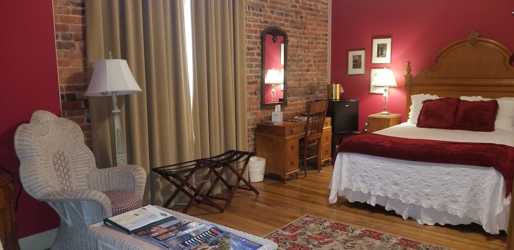 Signature Jefferson St Rooms, 1 Queen Bed, Non-Smoking (Rooms 11-17)