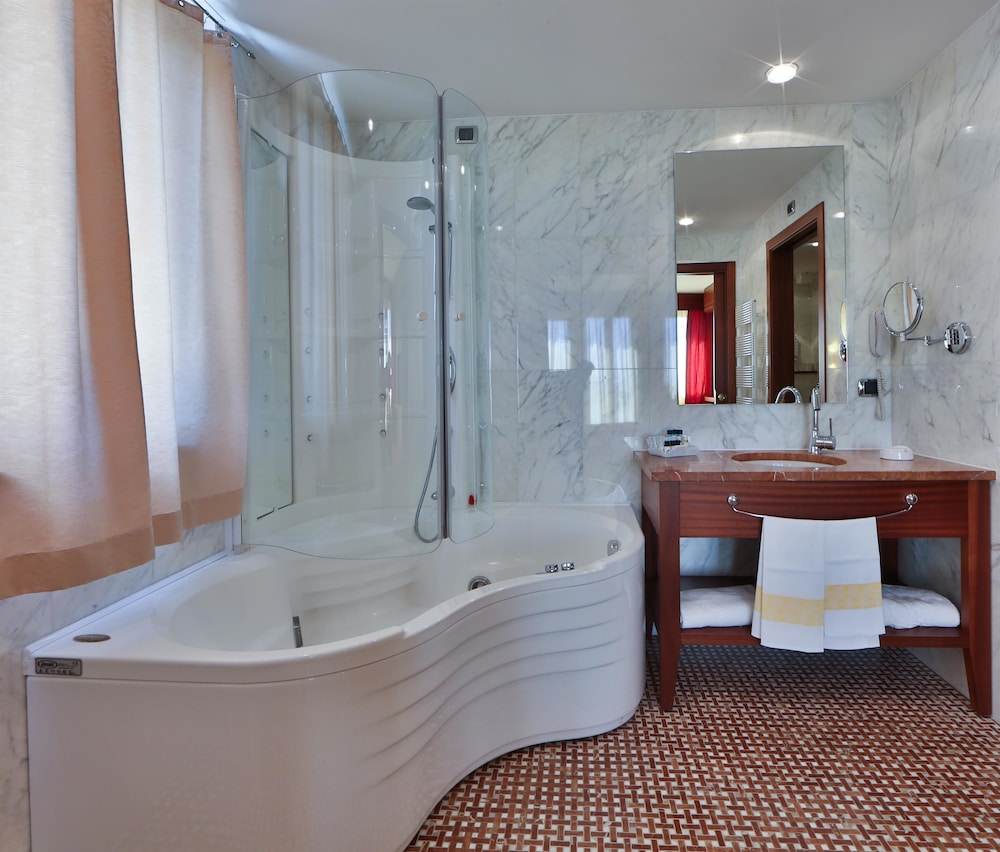 Executive Room, 1 Queen Bed - Photo 4