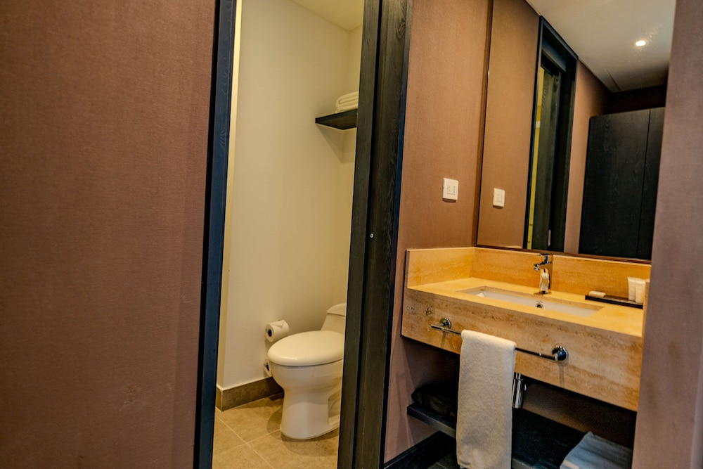 Business Room, 1 Queen Bed, Accessible - Photo 5