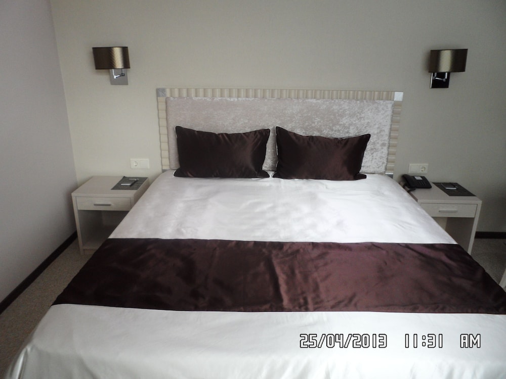 Corner Room photo 2