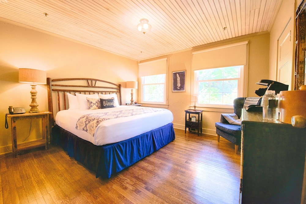 Room (Hydrangea Lodge)