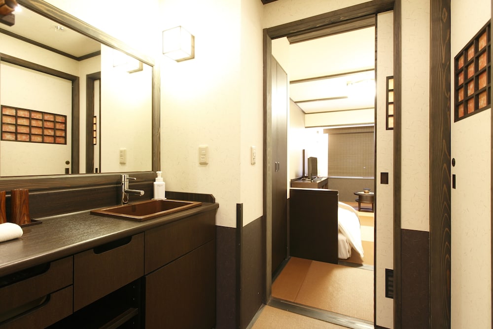 Japanese Style Twin Room (2 Beds or 2 Bed or 2 mattresses) - Photo 11