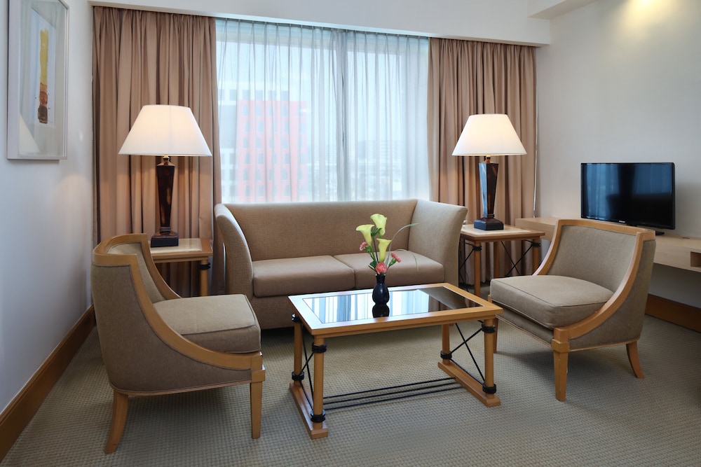Executive Suite King Bed, Club Access - Photo 3