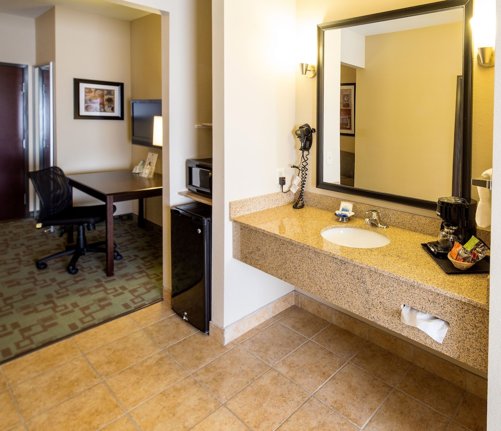 Suite, 1 King Bed with Sofa bed, Non Smoking, Refrigerator & Microwave (with Sofabed) - Photo 7