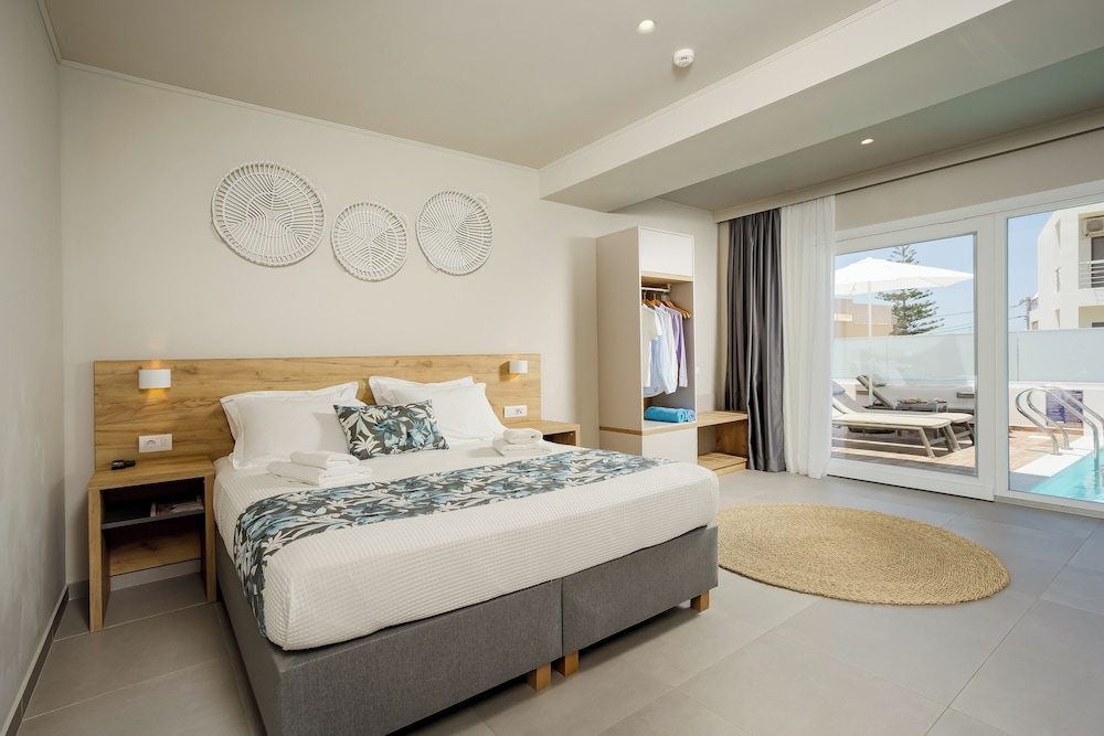 Superior Studio Suite, Private Pool, Beachfront