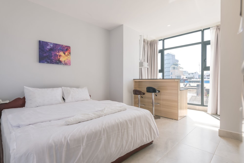 Front Double Room with window photo 1