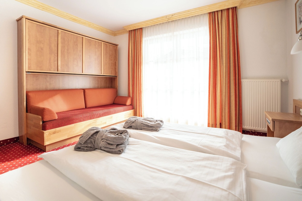 Basic Double Room, Non Smoking, Mountainside photo 1