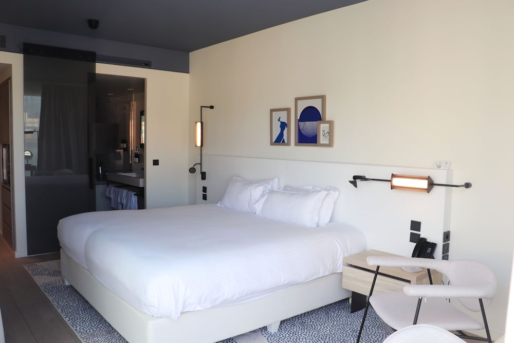 Premium Room - Photo 13