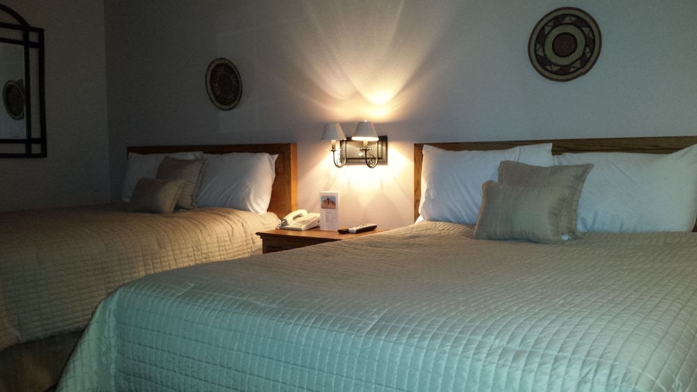 Deluxe Room, 2 Queen Beds, Refrigerator & Microwave, Mountain View photo 2