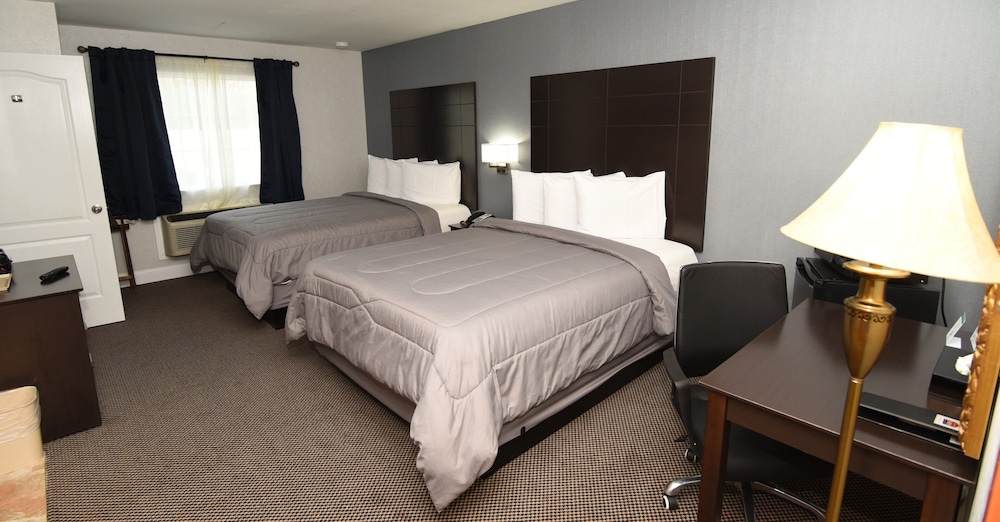 Deluxe Room, Multiple Beds, Refrigerator & Microwave- 3 Queen Beds