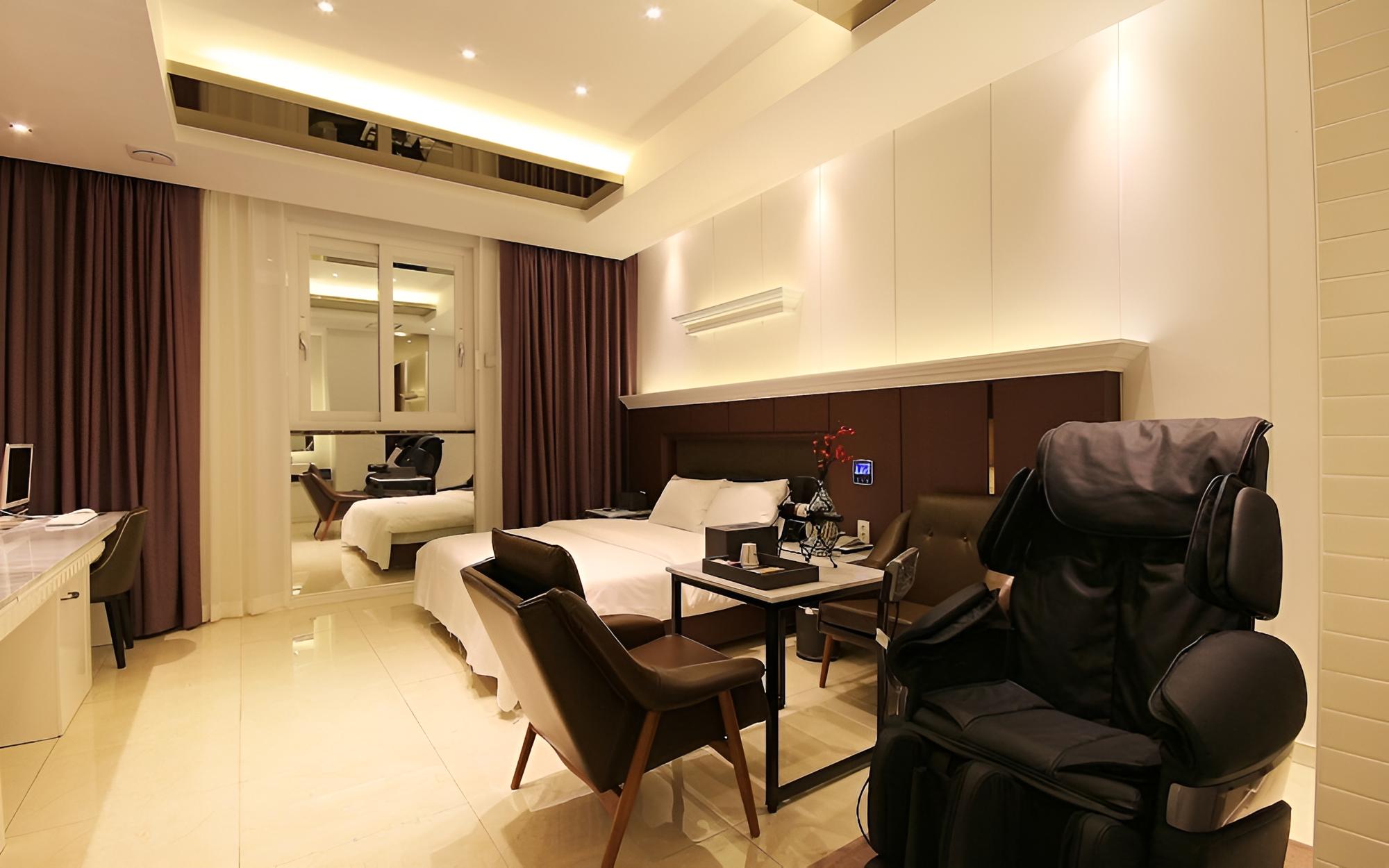 Room (Deluxe Massage Chair Styler-Breakfast) - Photo 5