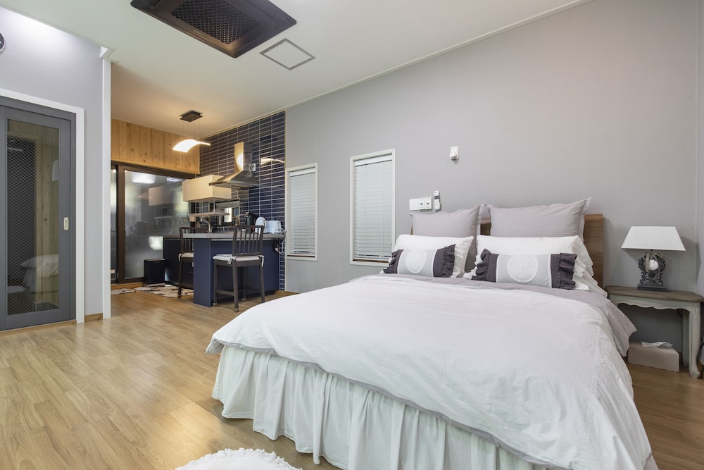 Basic Studio, 1 Queen Bed, Sea View (private whirlpool, 103) - Photo 14