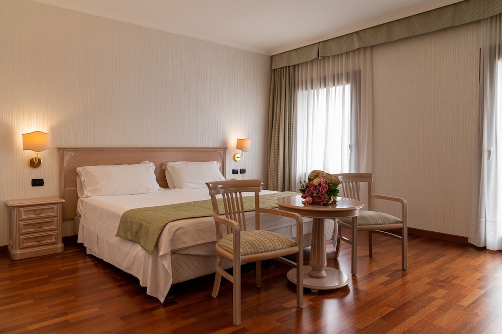 Superior Double Room Single Use - Photo 8