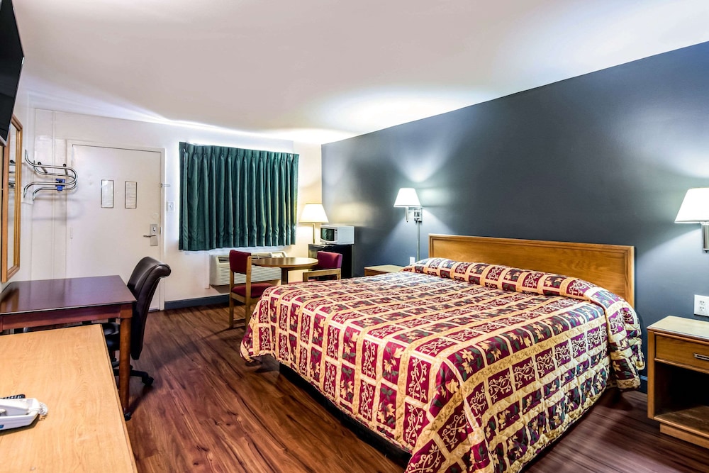 Standard Room, 1 King Bed, Non Smoking - Photo 5