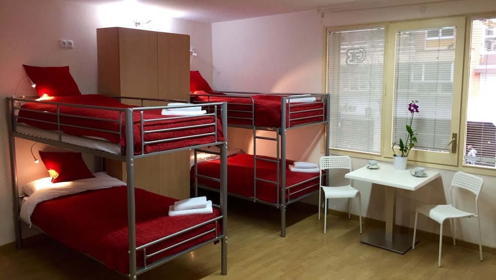 Dormitorio compartido, Dormitorio mixto, Baño compartido (1 cama en dormitorio de 10 camas)