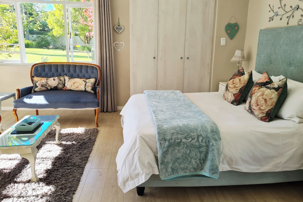 Honeymoon Suite, 1 Queen Bed, Refrigerator, Garden View photo 2