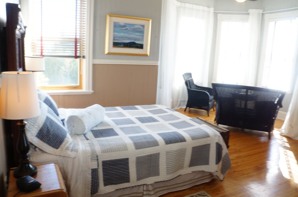 Classic Room, 1 Queen Bed, Bay View (Monseigneur)